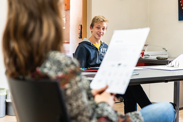 Ein junger Mann lernt mit einer Coachin für seine Ausbildung.