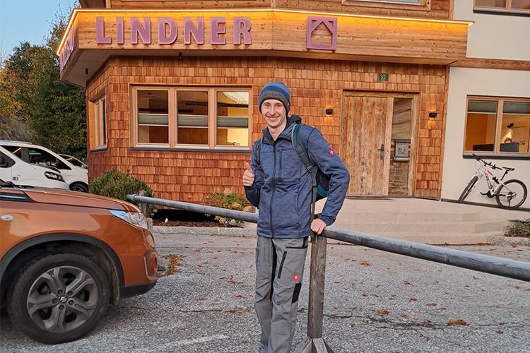 Ein Jugendlicher an seinem ersten Arbeitstag in einer Holzbaufirma