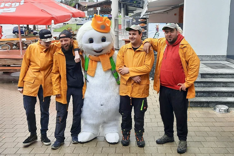 Vier Trainees aus dem Job Training Bad Häring besuchten die malerische Kinderalm in Scheffau und wurden mit Müllzangen und Sackerl ausgestattet.